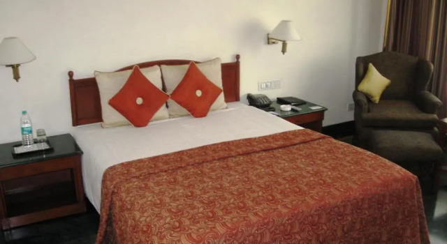 Полулюкс La Place Sarovar Portico