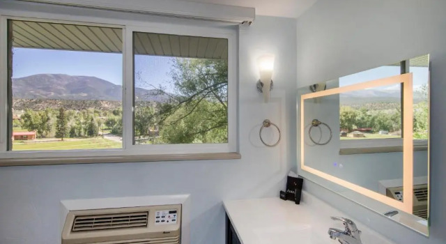Standard Doppel Zimmer mit Bergblick Silver Ridge Lodge