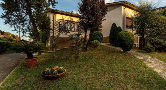 Villa Olivia in Lucca, Забронировать Вилла Отели Лукки с парковкой, рядом с Кафедральный собор Лукки, Парковка