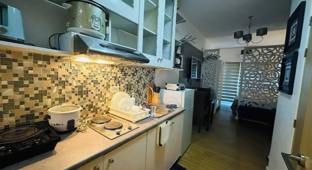 Номер Comfort One Bedroom WBalcony Near Bgc Netflix