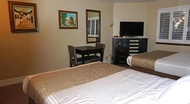 Четырёхместный номер Standard Travelodge by Wyndham Concord
