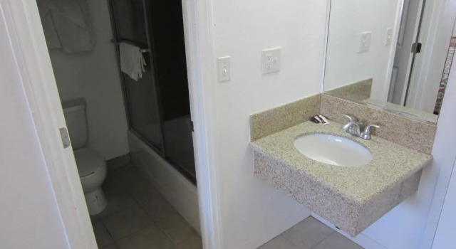Четырёхместный номер Standard Coast Motel