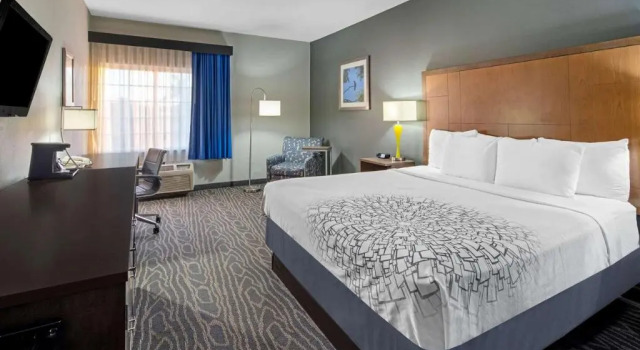 Номер Deluxe La Quinta Inn & Suites by Wyndham Mercedes Outlet Mall