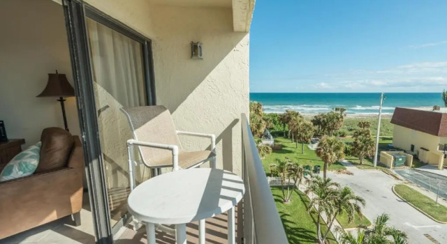 Апартаменты с 2 комнатами Chateau by the Sea - Cocoa Beach Oceanfront Pet-Friendly Condos with Rooftop Deck & Heated Pool