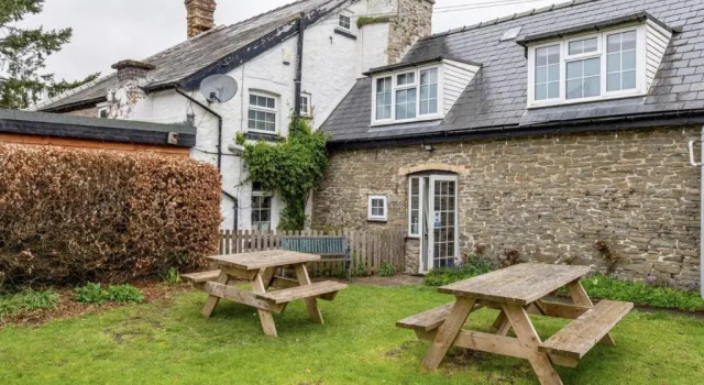 The Royal Oak, Gladestry, Prenota Hotel  