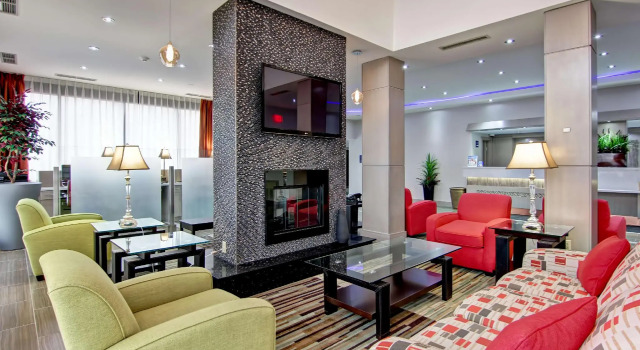 Кровать в общем номере Best Western Plus Toronto North York Hotel & Suites