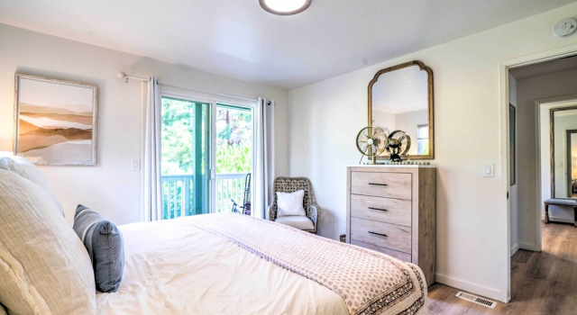 Апартаменты Cozy Cali Condo, Walk to Summerland Beach!