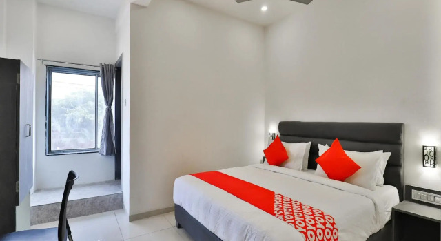 Oyo 23669 Nova Hotel New Crossroad, Rezervovat Hotel Hotely v Gujarat s parkováním, Parkování