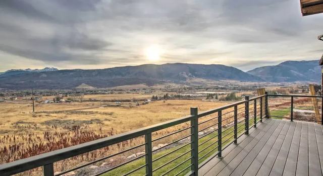 Апартаменты с 4 комнатами с балконом Modern Townhome w/ Mtn Views < 7 Mi to Ski Resorts
