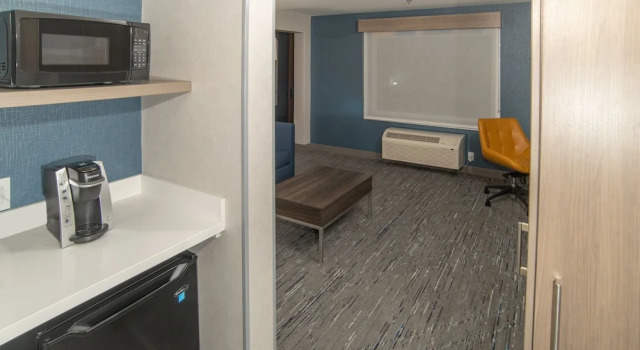 Люкс c 1 комнатой Holiday Inn Express and Suites Moose Jaw by IHG