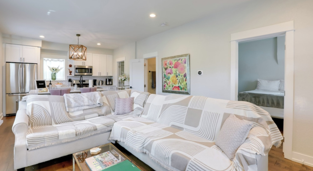 Near Freeways! Centrally Located Denver Retreat, Buchen Sie Ferienwohnung Denver 