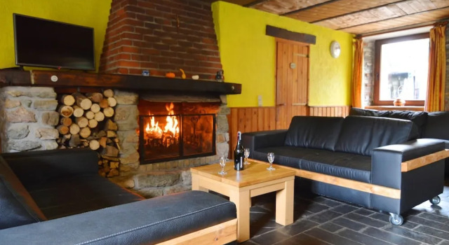 Quaint Cottage In Petite Langlire with Hot Tub, Забронировать Дом для отпуска Отели Гуви с парковкой, Парковка