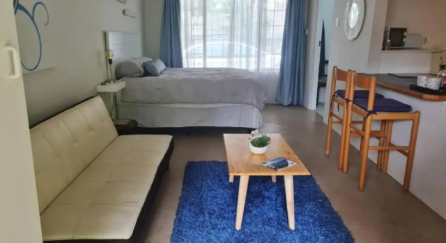 Lovely 1 Queen bed, 1 Sleeper couch Self-catering cottage, Забронировать Дом для отпуска Клоф Пайнтаун, рядом с Krantzkloof Nature Reserve