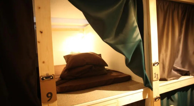 Кровать в общем номере Base Inn Tabata