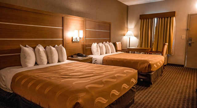 Четырёхместный номер Standard Quality Inn & Suites near Six Flags - Austell