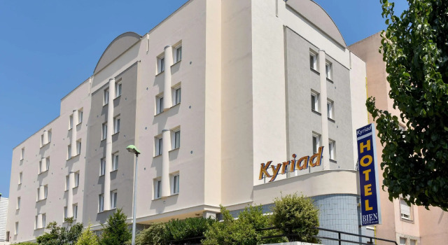 Кровать в общем номере Kyriad Saint-Etienne Centre
