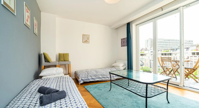 Central, Spacious, Modern 5 Bedrm duplex w/Balcony