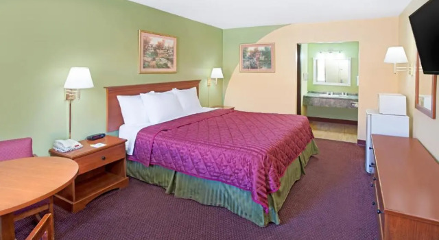 Номер Standard Days Inn & Suites by Wyndham Terre Haute
