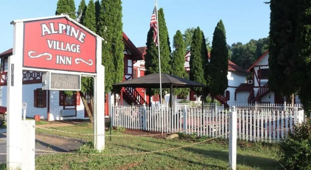 Helen Alpine Village Inn, Varaa Hotelli Helen Georgia, lähellä Alpine Mini Golf