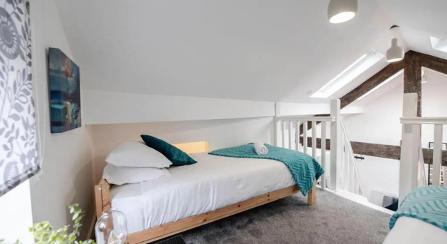 Air Host and Stay - Apartment 2 Broadhurst Court sleeps 6 minutes from town centre, Забронировать Апартаменты/квартира Стокпорт Большой Манчестер, рядом с The Plaza