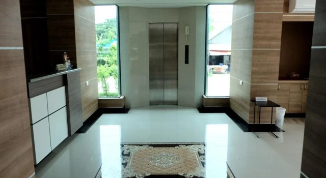 Charoenporn Hotel, Varaa Hotelli Hotellit North-Eastern Thailand pysäköinnillä, Pysäköinti