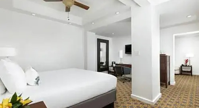 Полулюкс South Seas Hotel