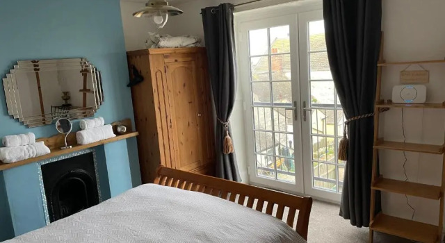 Seaviews oodles of charm sleeps 5 with guest beds