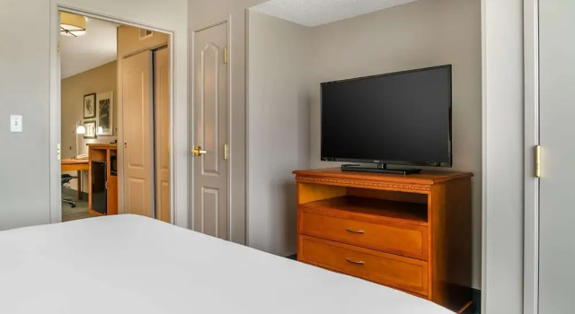 Двухместный люкс Country Inn & Suites by Radisson, Rossford - Toledo South