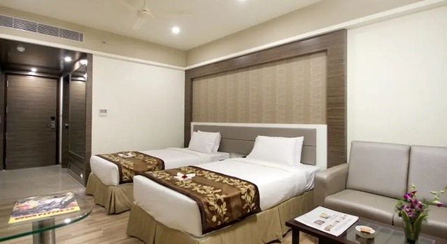 Hotel Abode by Shree Venkateshwara, Забронировать Отель Отели Хайдарабада с парковкой, рядом с Археологический музей штата, Парковка