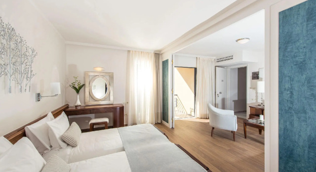 Полулюкс Avra City Boutique Hotel