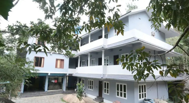 OYO 10387 Edakkal Holiday Home, Забронировать Отель Отели штата Кералы с парковкой, Парковка