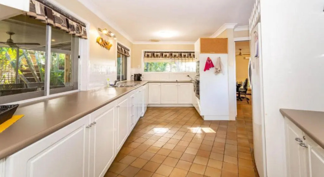 Bribie Beach House, Waterfront directly across the road - Solander Esp, Banksia Beach, Prenota Hotel Hotel a Queensland con parcheggio, Parcheggio