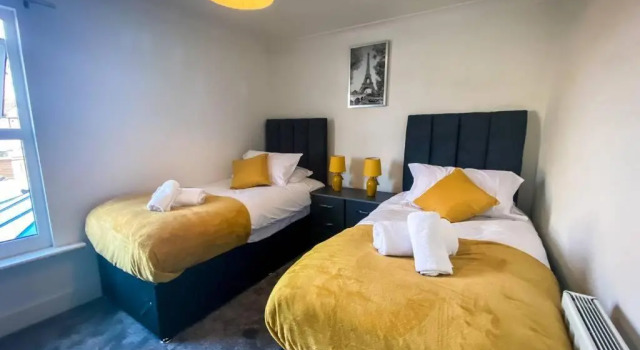2 bed house, Wifi, dishwasher and garden. Long stay discounts, Prenota Hotel Hotel a Kent con parcheggio, Parcheggio
