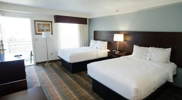 Четырёхместный номер Standard с балконом MainStay Suites Knoxville North I-75