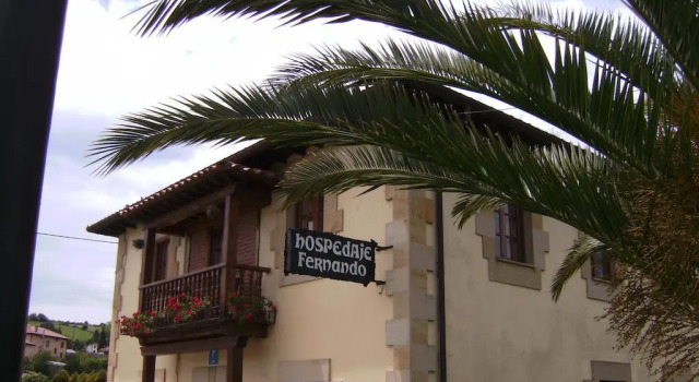 Hospedaje Fernando, Забронировать Отель Отели Сантильяна-дель-Мар с парковкой, рядом с Епархиальный музей Regina Coeli, Парковка