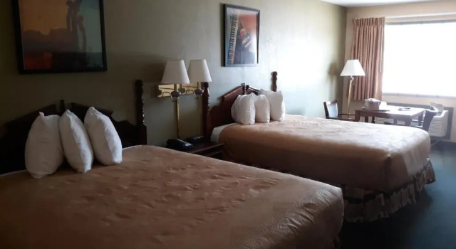 Четырёхместный номер Standard Angel Inn Near IMAX, a Travelodge by Wyndham