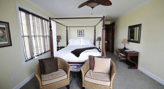 Water's Edge Inn - Adults Only