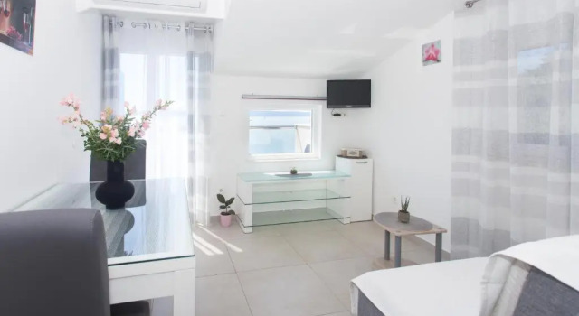 Apartments Bandić - 30 meters to the beach, Забронировать Апартаменты/квартира Трогир Ciovo Island, рядом с Пляж Татинье