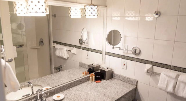 Четырёхместный номер Standard Capitol Plaza Hotel Montpelier Tapestry Collection by Hilton