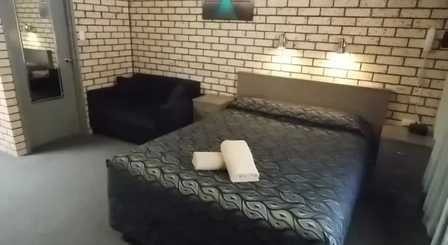 Двухместный номер Standard c 1 комнатой Cowra Crest Motel