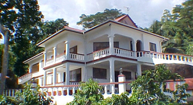 Studio in Mahe, With Wonderful sea View, Furnished Terrace and Wifi -, Book Apartment Hotels in Mahe with Parking, Parking