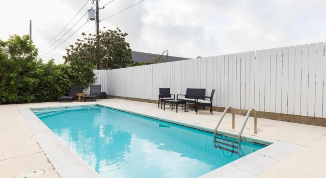 Коттедж Oversized 2 Bedroom - Modern - Pool Near Beach