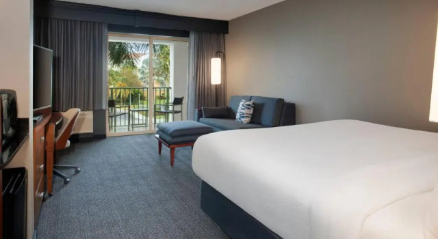 Номер Standard с балконом Courtyard Fort Lauderdale SW Miramar