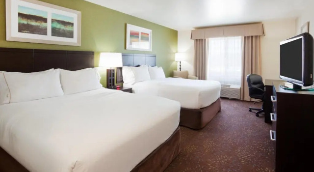 Четырёхместный номер Standard Holiday Inn Express & Suites Aberdeen by IHG