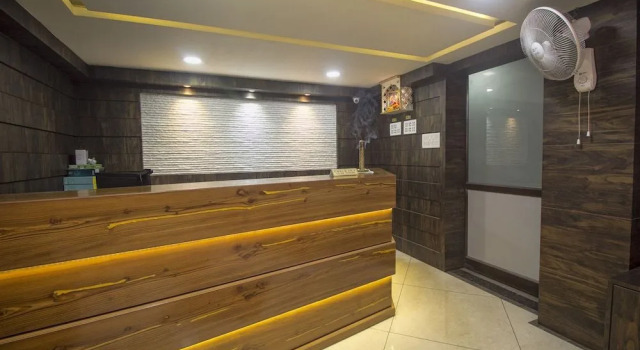 OYO 25007 Hotel Royal Garden