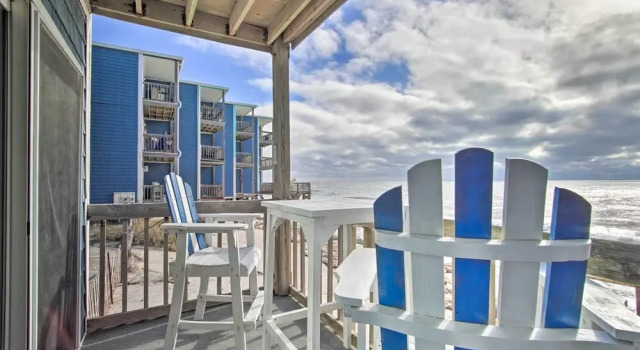 Апартаменты c 1 комнатой с балконом Oceanfront Condo w/ Views in North Topsail Beach!