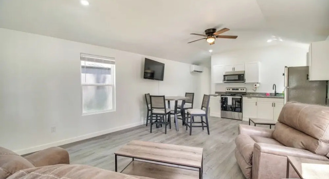 Walk to Lake: Cozy Grove Cabin w/ Fire Pit, Book Hotel Hoteller i Grove med parkering, Parkering