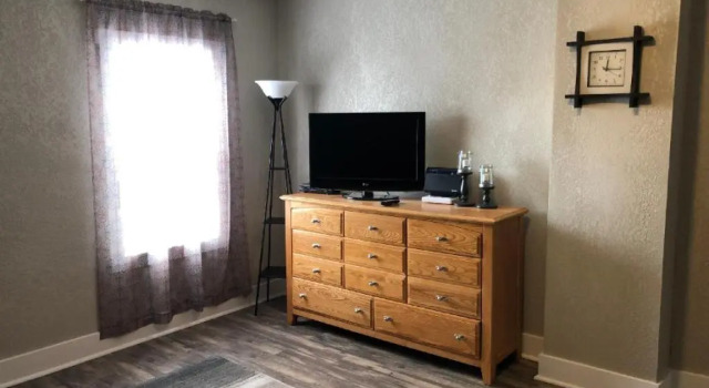 Spacious Rustic Downtown Market St 1 Bedroom Apt, Sleeps Up to 5, Steps to Honeywell & Eagles Theatre, จอง โรงแรม Wabash Indiana, ใกล้ Charley Creek Gardens