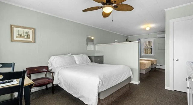 Четырёхместный номер Standard с балконом Echo Motel