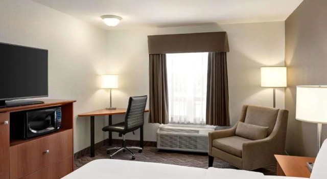 Двухместный номер Standard Super 8 by Wyndham Calgary Shawnessy Area